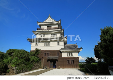 藍天映襯下的平戶城美景 133460170