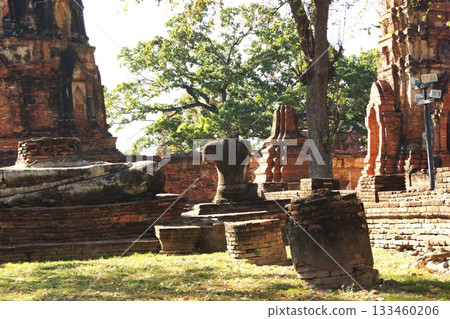 泰國阿瑜陀耶歷史公園內的瑪哈泰寺景色 泰國阿瑜陀耶歷史公園內的瑪哈泰寺景色 133460206