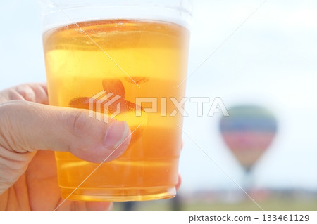 雙手和風景舉杯暢飲生啤酒 133461129