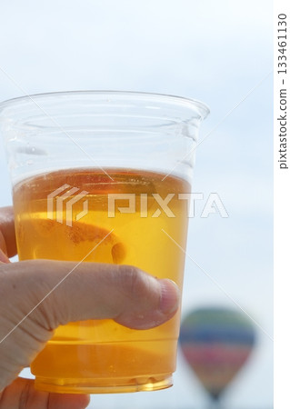 雙手和風景舉杯暢飲生啤酒 133461130