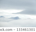 透過雲層看到的山脈 133461301