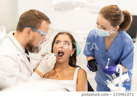 woman came to treat her teeth to a man 133461872