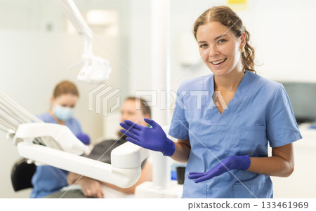 Female dentist invites you to visit dental clinic 133461969