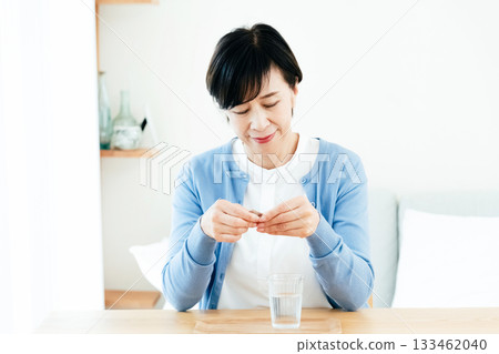 吃藥的高級婦女 133462040