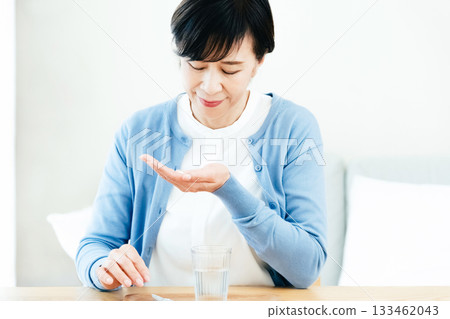 吃藥的高級婦女 133462043