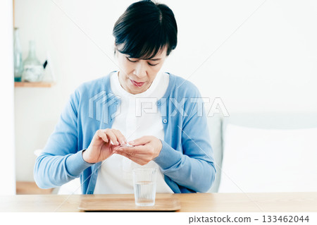 吃藥的高級婦女 133462044