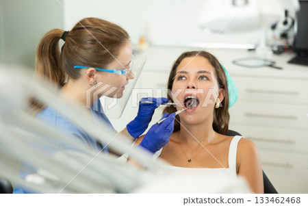 woman came to the dentistry to check her teeth 133462468