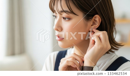 一位女士準備戴耳環的肖像 133462534