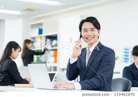 在辦公室工作的年輕商務人士 在辦公室工作的年輕商務人士 133462870