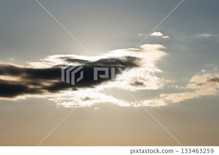 隱藏在雲層中的太陽 133463259