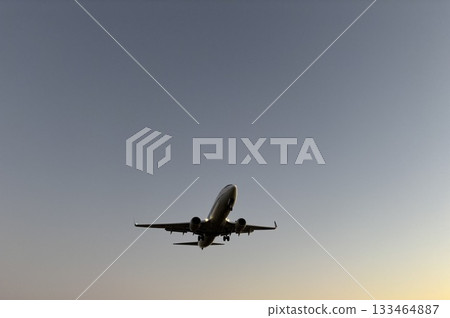 飛機在日落時降落 飛機在日落時降落 133464887