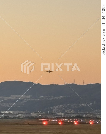 客機降落在機場 客機降落在機場 133464893