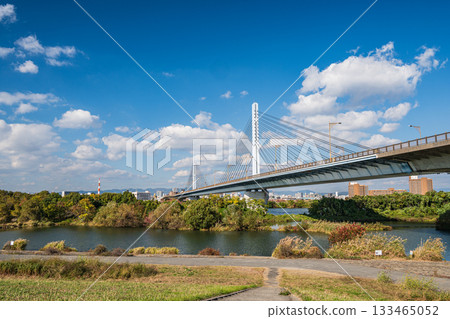 從淀川左岸眺望大阪市的菅原城北大橋和城北莞島群 133465052