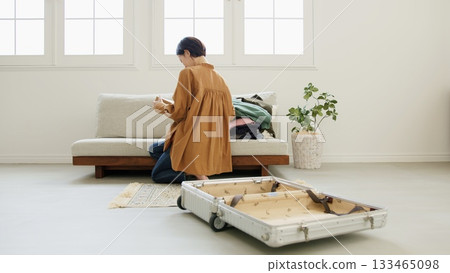 在跳蚤市場網站上出售物品 攝影圖片：整理與收納 133465098