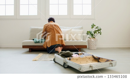 Selling on a flea market site Photo image: Decluttering and tidying up Selling on a flea market site Photo image: Decluttering and tidying up 133465108