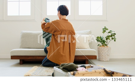 Selling on a flea market site Photo image: Decluttering and tidying up Selling on a flea market site Photo image: Decluttering and tidying up 133465111