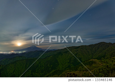 Night view of Mount Fuji and Mount Tonodake from Sannoto on the Tanzawa Omote Ridge, with the moon setting in the west 133465146