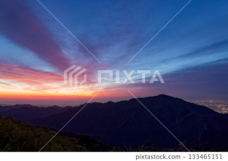 從丹澤表嶺的三之頭眺望晨曦和大山。 133465151
