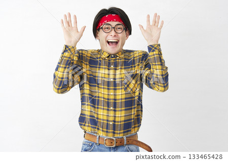 秋葉原風格的男人，微笑著，驚訝著，白色背景，看著相機 133465428