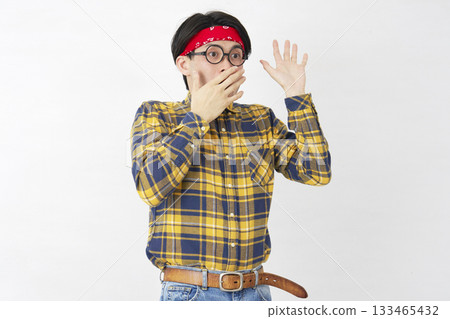 秋葉原風格的男性，驚訝，白色背景，面向右側 133465432