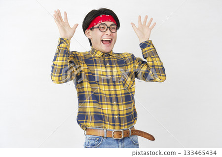 秋葉原風格的男人，驚訝地微笑，白色背景，面向右側 133465434
