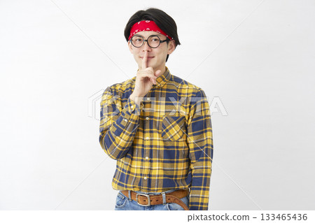 秋葉原男性秘密手勢白色背景 133465436
