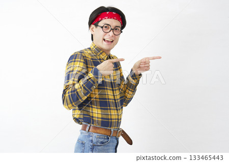 秋葉原風格的男子指向右邊，白色背景 133465443