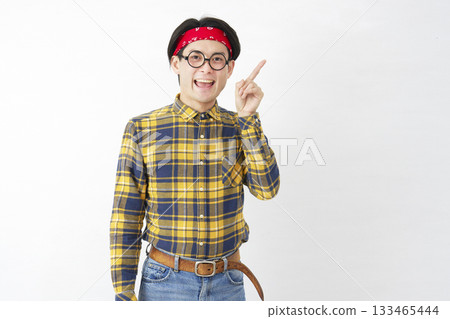 秋葉原風格的男子指向右邊，白色背景 133465444