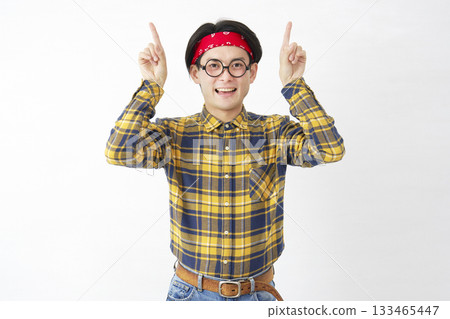 秋葉原風格的男人指向白色背景 133465447