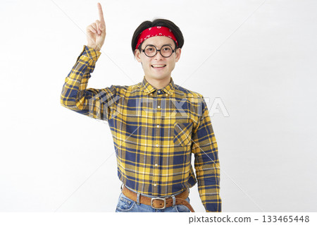 秋葉原風格的男人指向白色背景 133465448