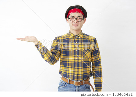 秋葉原風格的男子，手掌指向白色背景的左側 133465451