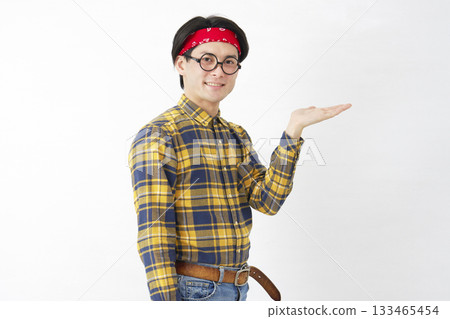 秋葉原風格的男子，手掌指向白色背景的右側 133465454
