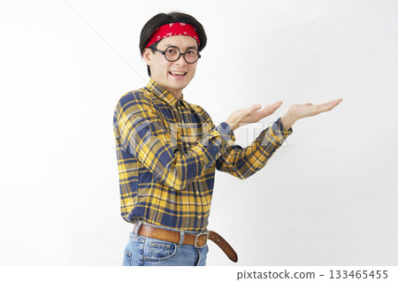 秋葉原風格的男子，手掌指向白色背景的右側 133465455