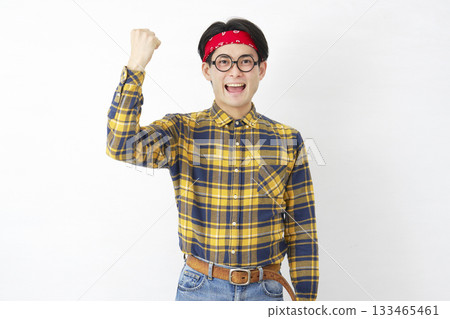 秋葉原風格的男性，握拳，白色背景 133465461
