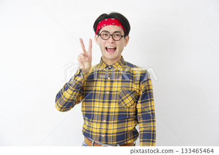秋葉原男性和平標誌白色背景 133465464