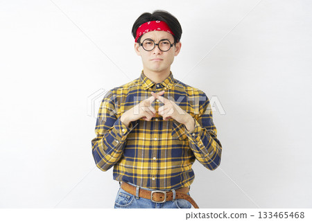 秋葉原風格的男人在白色背景上用手指做出十字手勢 133465468