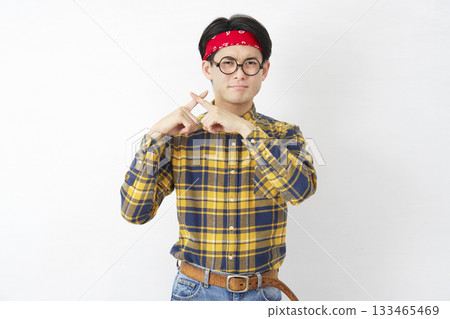 秋葉原風格的男人在白色背景上用手指做出十字手勢 133465469