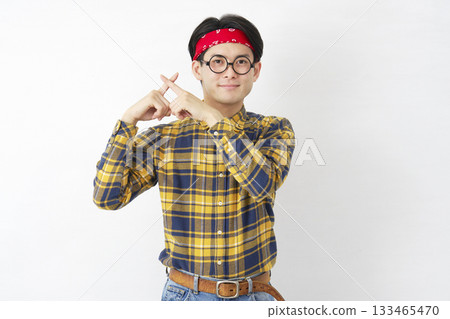 秋葉原風格的男人在白色背景上用手指做出十字手勢 133465470