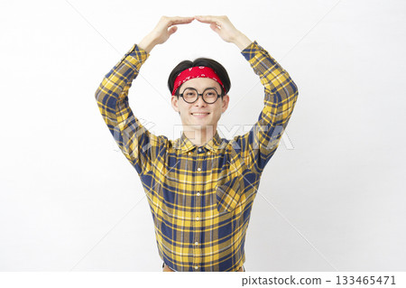 秋葉原男性在白色背景上做圓圈手勢 133465471