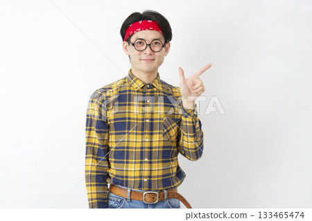 秋葉原風格男性勾號白色背景 133465474