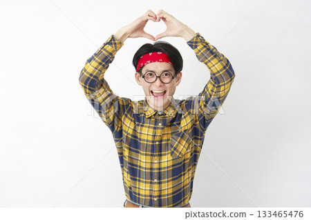 秋葉原男性心臟手勢白色背景 133465476