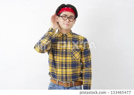 秋葉原風格的男人用手摀住耳朵聆聽，白色背景 133465477