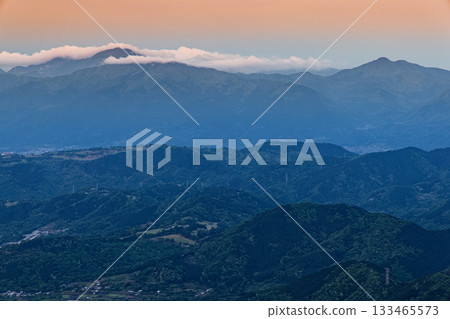 The morning sky and Hakone mountain range seen from Sannoto on the Tanzawa Omote Ridge The morning sky and Hakone mountain range seen from Sannoto on the Tanzawa Omote Ridge 133465573