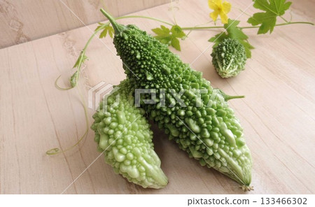 陽台花園裡種植的苦瓜 陽台花園裡種植的苦瓜 133466302