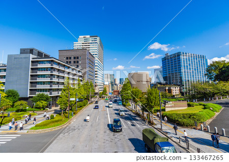 東京：晴天從靖國通 Tanyasumon 十字路口看到的九段下城市景觀 133467265