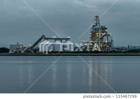 清晨的生質能發電廠景色 清晨的生質能發電廠景色 133467299