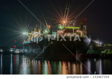 大型貨船停泊在龜崎碼頭 133467304