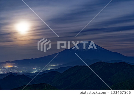從丹澤表嶺的山之登望去,可以看到富士山的夜景和西邊落下的月亮。 從丹澤表嶺的山之登望去,可以看到富士山的夜景和西邊落下的月亮。 133467566