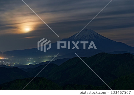 從丹澤表嶺的山之登望去,可以看到富士山的夜景和西邊落下的月亮。 從丹澤表嶺的山之登望去,可以看到富士山的夜景和西邊落下的月亮。 133467567