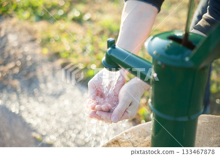 用手動泵從井抽水 133467878